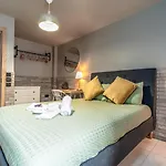 Central City Apartment With Hot Tub, Art And More!