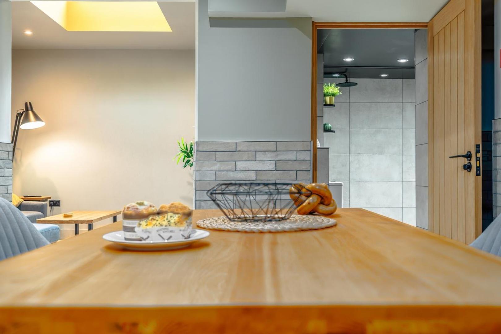 Apartment With Hot Tub, Art And More! *
