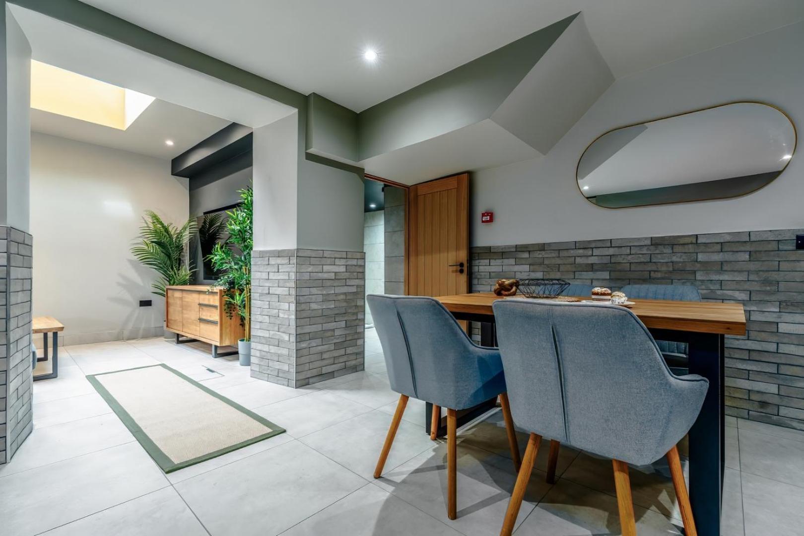 Apartment With Hot Tub, Art And More! Bristol