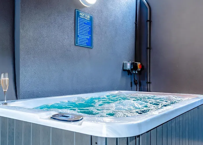 Central City Apartment With Hot Tub, Art And More!