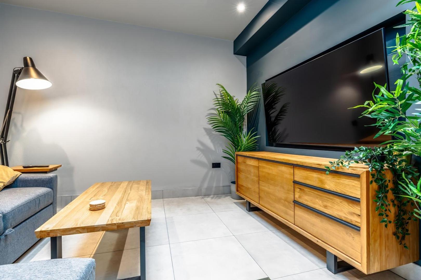 With Hot Tub, Art And More! Apartment *